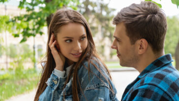 Körpersprache beim Flirten: Was Gestik und Mimik über Interesse verraten