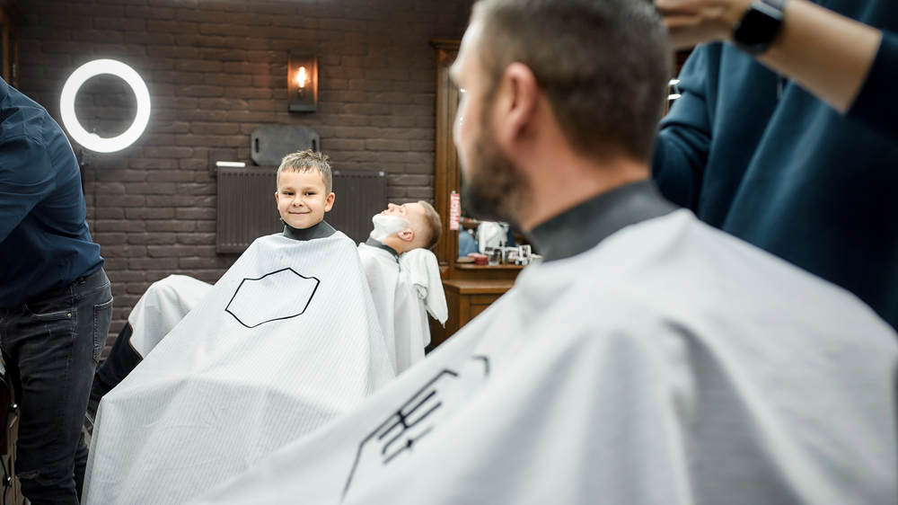 Papa kommt unter die Haube – Friseurbesuch als Familienmoment
